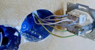 Монтаж проходного выключателя от 560 руб. в Краснотурьинске